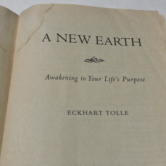Book - A New Earth Awakening to Your Life’s Purpose by Eckhart Tolle - 2005 - Picture 8 of 11